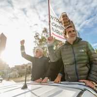 Cervi encabezó una caravana en la capital y cerrará su campaña en el sur