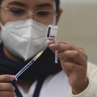 La vacuna de AstraZeneca contra covid-19 es "igual de efectiva" frente a las muertes que las de ARNm