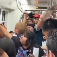 Aficionados de Rayados agreden a una mujer en el metro de Monterrey (Video)