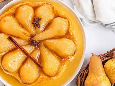 Tarta invertida de peras: disfrutá de unos buenos mates con esta receta que es un golazo