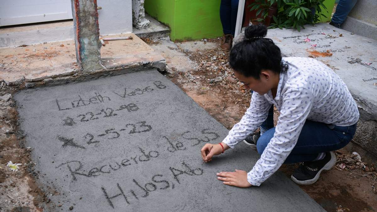 El cuerpo de la joven Lizbeth Vargas de 25 años, víctima de feminicidio presuntamente por parte de su cónyuge, fue sepultado en el panteón de la comunidad El Moralillo, en Medellín de Bravo, Veracruz