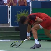Alcaraz se disculpa por golpear el suelo con su raqueta tras perder con Monfils