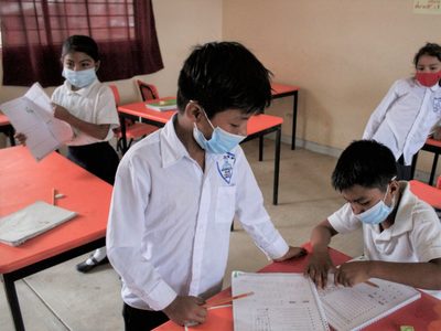 Pese a la nueva ola, México afirma que habrá clases presenciales aún en los peores escenarios
