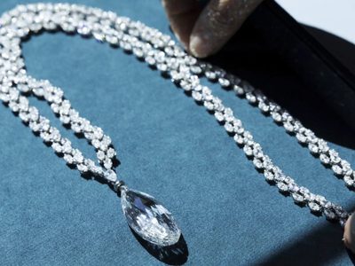 Critican a Christie's por subasta de joyas de la época nazi
