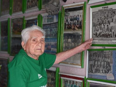 Ángel Contreras tiene 100 años y su gran regalo sería ver al León campeón