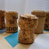 Con corchos y tubos de cartón, creá estos mini arbolitos de Navidad, súper lindos para la deco de estas fiestas