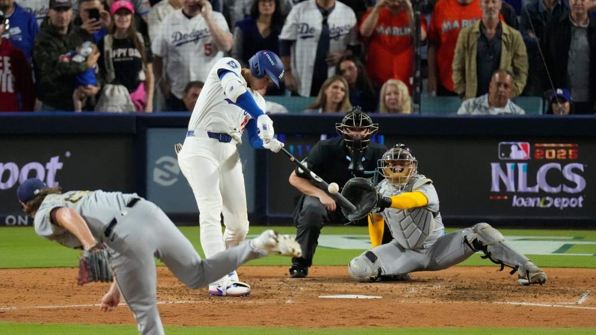 El japonés Shohei Ohtani conecta su tercer jonrón del cuarto juego de la Serie de Campeonato de la Liga Nacional ante los Cerveceros de Milwaukee