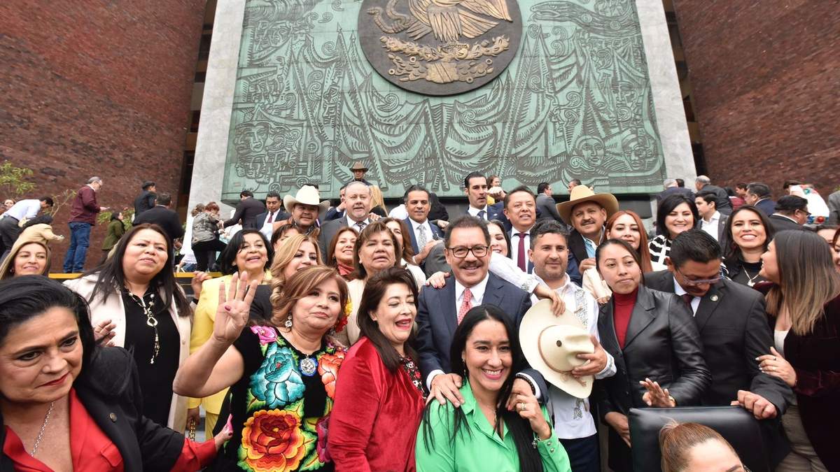 Ignacio Mier (Centro) el martes, durante la foto oficial de la plenaria de Morena