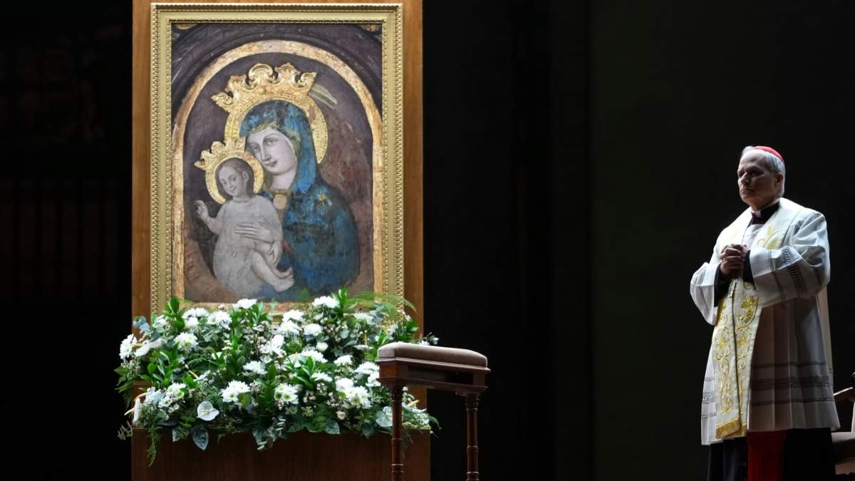 El cardenal Robert Francis Prevost, prefecto del Dicasterio para los Obispos, dirige el rezo del rosario por la salud del papa Francisco, en la Plaza de San Pedro del Vaticano