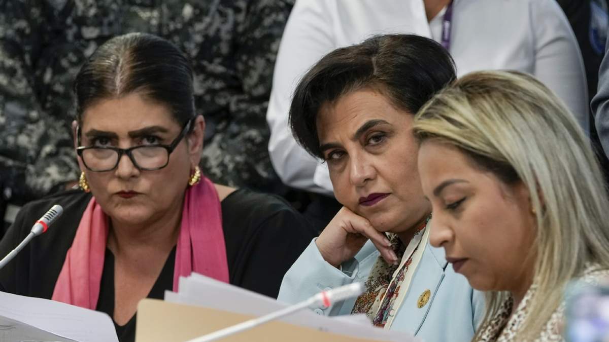 La ministra del Interior, Mónica Palencia, a la izquierda. La funcionaria nació en Durango y se naturalizó ecuatoriana