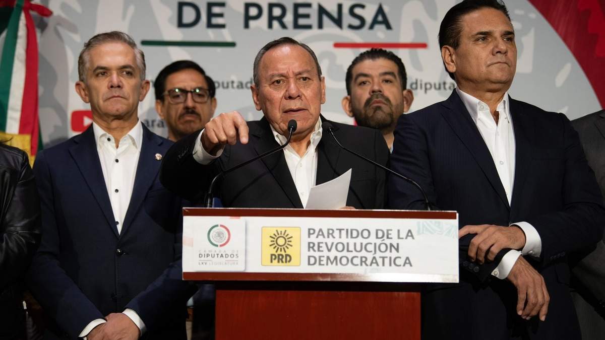 Zambrano, flanqueado en la imagen a la izquierda por Silvano Aureoles y a la derecha por Miguel Ángel Mancera, precandidatos perredistas descartados por el Frente Amplio, dijo que en el PRD “estamos esperando las aclaraciones suficientes para seguir caminando en este propósito de construir una nueva mayoría”