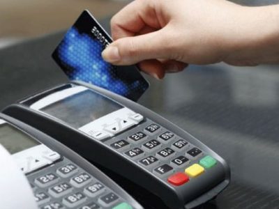 Respiro al bolsillo de los jubilados: anticipan reintegros en las compras con tarjeta de débito