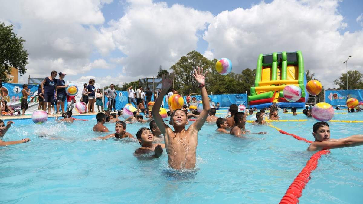 Se recomienda a las colonias de verano que los chicos utilicen los barbijos fuera de la pileta. Fuente: (Twitter)