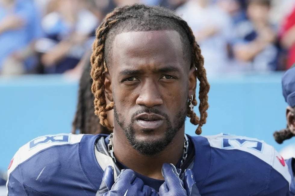 El cornerback de los Tennessee Titans, L'Jarius Sneed (38), observa antes de un partido de la NFL contra los Indianapolis Colts, el domingo 13 de octubre de 2024, en Nashville, Tennessee.