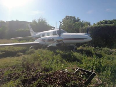 Se despista avioneta al intentar aterrizaje en aeropuerto de Michoacán