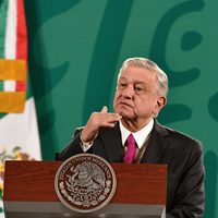 AMLO se desmarca de iniciativa de Monreal sobre redes sociales: soy partidario de no regular
