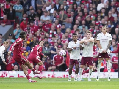 Liverpool vence 1-0 al Arsenal con gol de Szoboszlai y se mantiene como líder de la Premier League