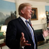 Trump cede y firma ley de gastos por 1.3 bdd que limita fondos para el muro y excluye el DACA