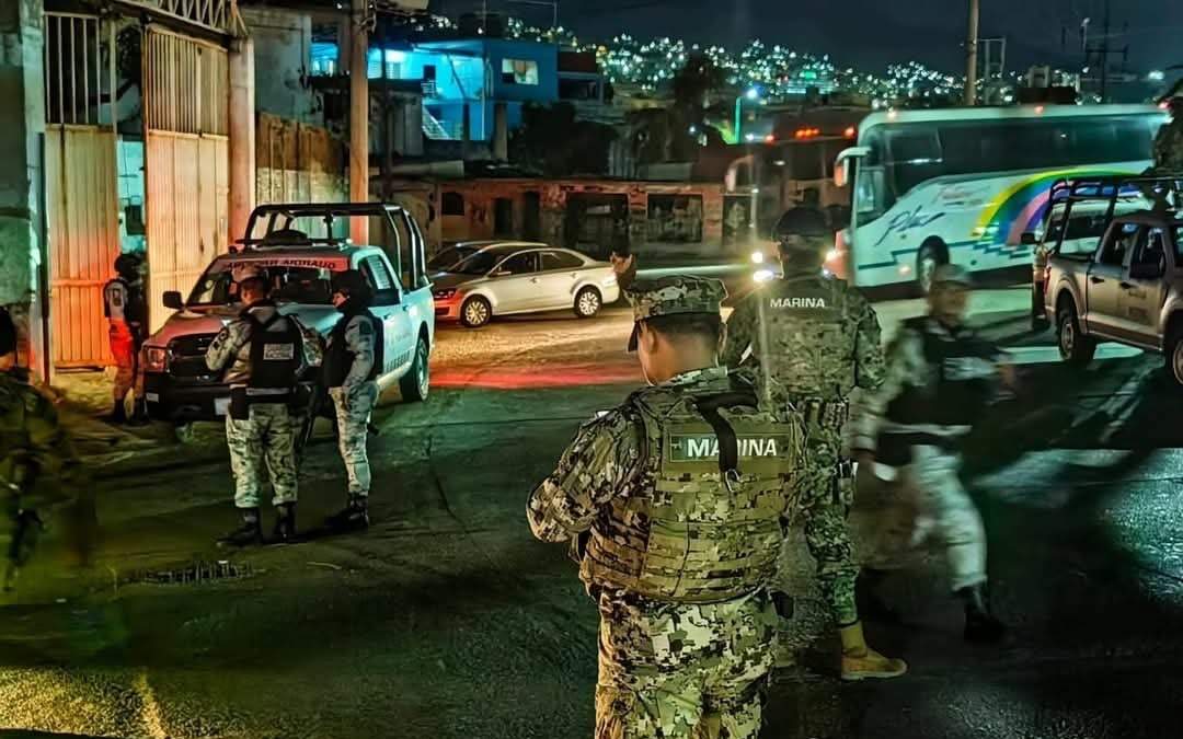 Guardia Nacional y Marina en la escena de un hallazgo en el centro de Acapulco, la noche del 15 de abril