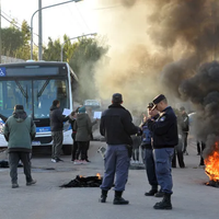 Vecinos quemaron neumáticos y tomaron un colectivo en reclamo a la falta de servicios