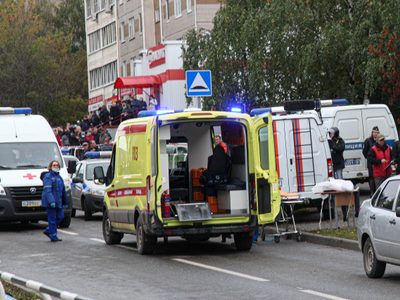 Un exalumno ataviado con simbología nazi mata a 17 personas en un colegio de Rusia