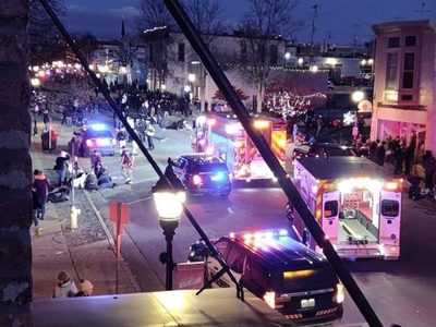 Vehículo arrolla a asistentes en desfile navideño en Wisconsin, hay más de 20 heridos (Video)