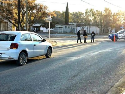 Atropelló a un niño que cruzó repentinamente la calle en Centenario y fue atacado a golpes por los familiares