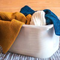 2 trucos infalibles para quitar las manchas de tus sweaters de lana y dejarlos como nuevos