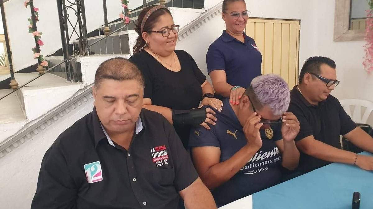 Emanuel Rueda, al centro y llorando, en conferencia de prensa donde solo agradeció la solidaridad de sus colegas.