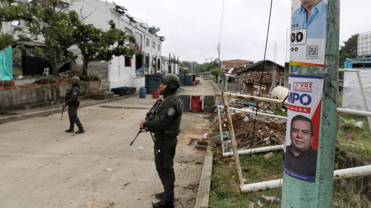 Propaganda en un poste de electricidad en la esquina de una estación de policía destruida en un ataque guerrillero tres meses antes de las elecciones