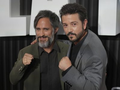 Gael García Bernal y Diego Luna alzan los puños de "La Máquina" en México