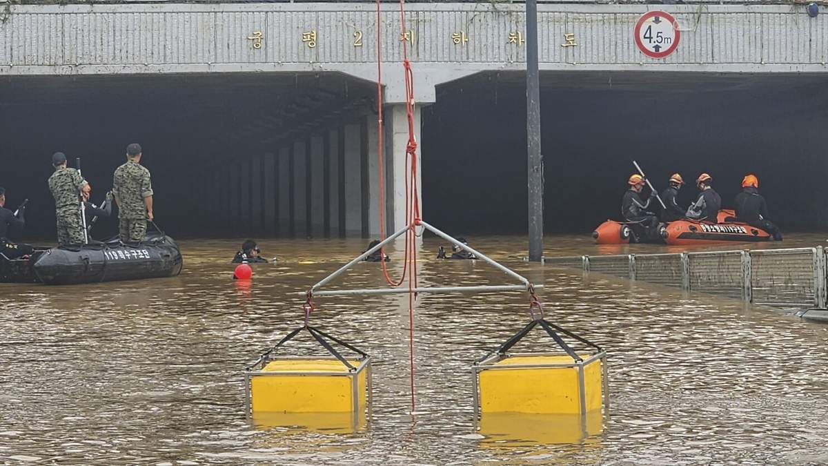 En esta imagen proporcionada por la Agencia Nacional de Bomberos de Corea del Sur, rescatistas buscan sobrevivientes en un túnel en una carretera inundada en Cheongju, Corea del Sur, el domingo 16 de julio de 2023. Decenas de personas murieron y miles tuvieron que evacuar sus hogares tras varios días de aguaceros que provocaron inundaciones y aludes de tierra, según las autoridades