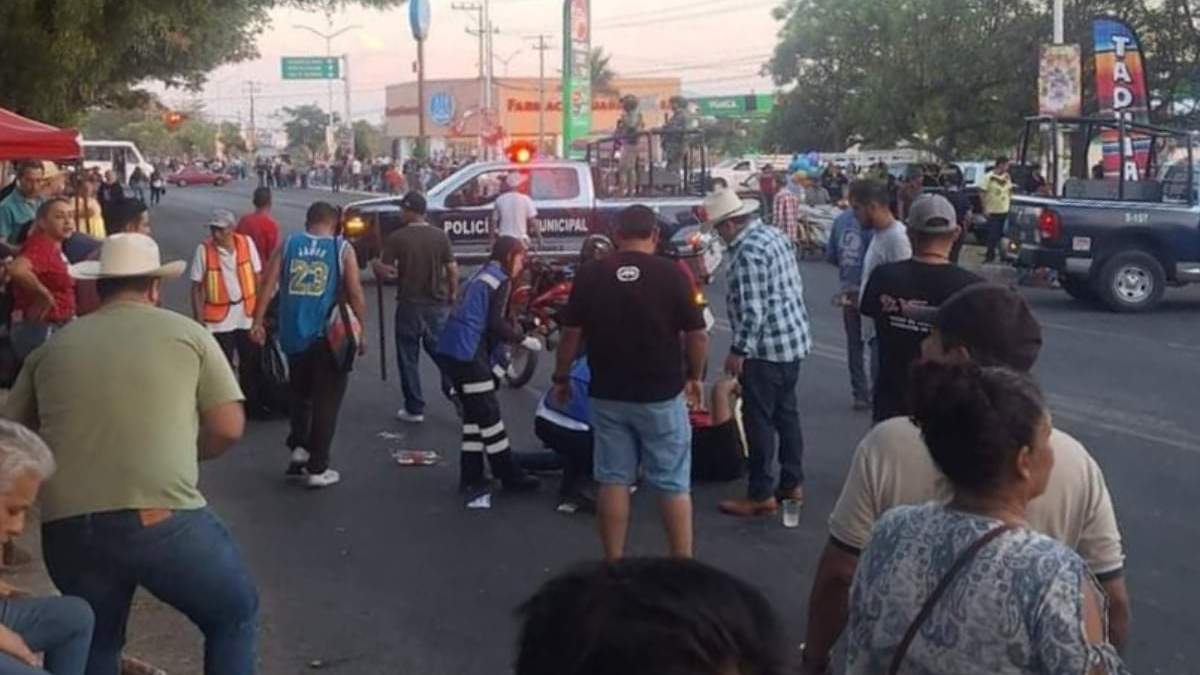 Paramédicos atienden a un herido en el ataque armado en Villa de Álvarez