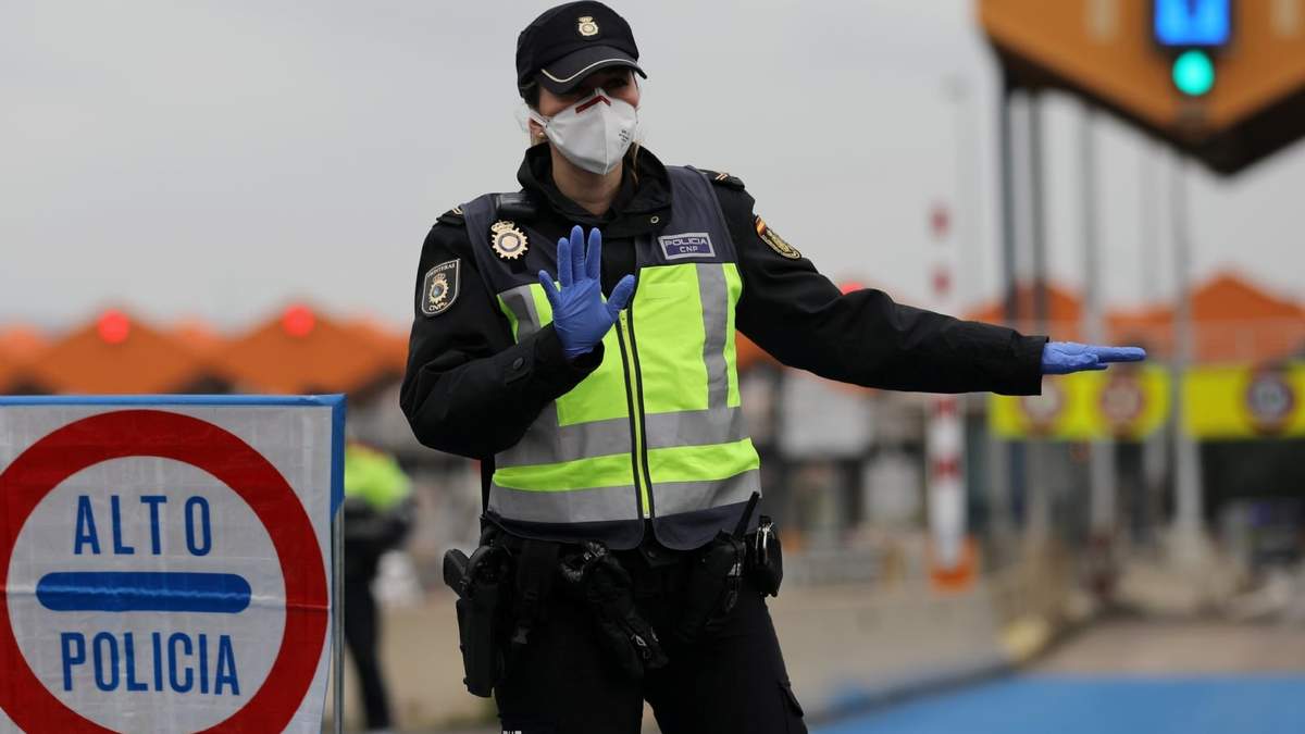 La policía de Francia ha aumentado su presencia en los controles fronterizos por el nuevo bloqueo. Fuente: (Twitter)