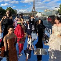 Un desfile de modas desde el Sena para adaptarse a la nueva normalidad