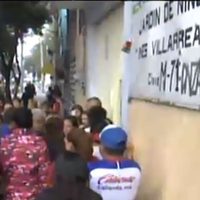 Con bloqueo, padres exigen detener a profesor de kínder por presunto abuso de cinco niños