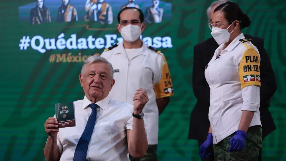 El presidente de México, Andrés Manuel López Obrador, se vacuna contra la COVID 19. Fuente: (Twitter)