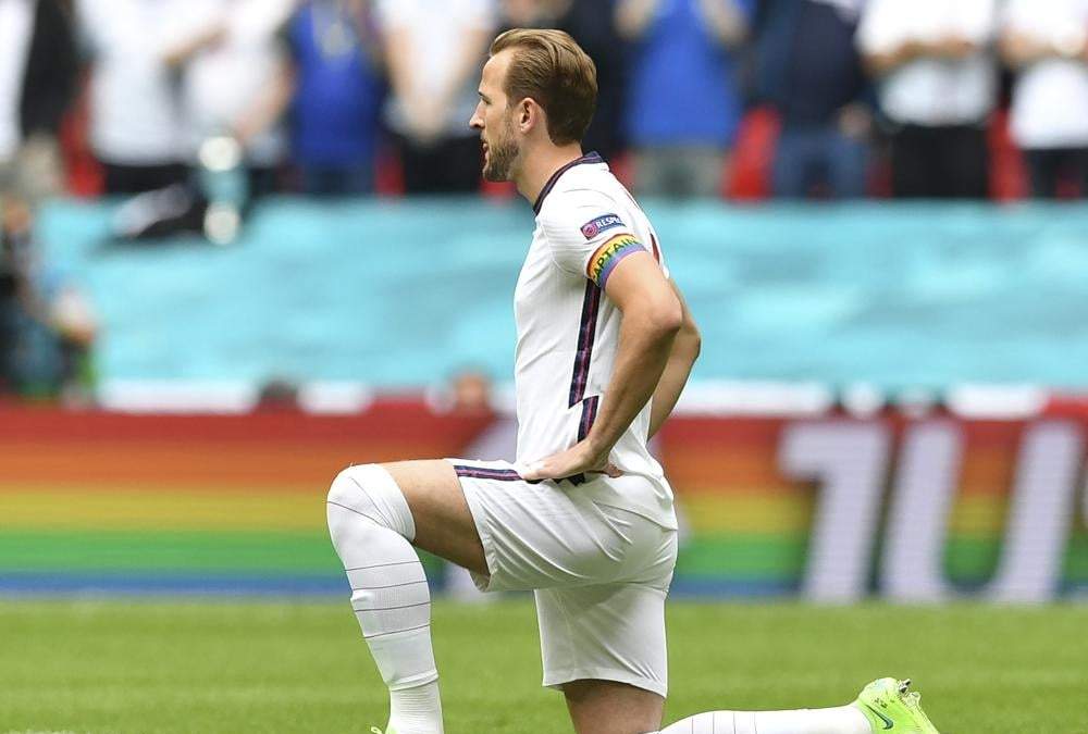 El delantero inglés Harry Kane luce un brazalete con el arcoíris al arrodillarse previo al partido contra Alemania en la Eurocopa, el 29 de junio de 2022