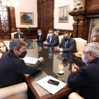 Alberto Fernández firmó un acuerdo con el sector turístico