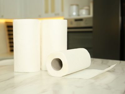 Mirá esta forma tan creativa de colocar el papel de cocina como servilletas sobre la mesa