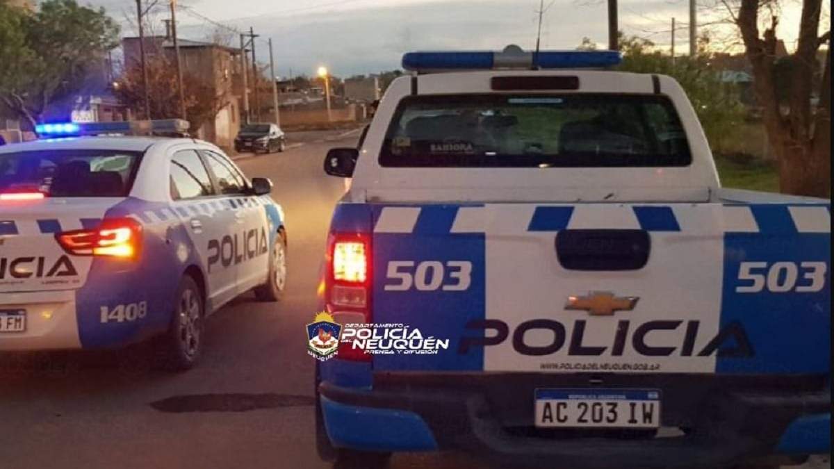 Móviles policiales buscaron desactivar la toma en Centenario. Fuente: (Policía  de Neuquén)