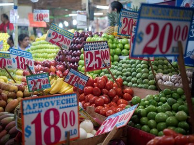 El peso inicia la jornada con ligera pérdida tras datos de inflación