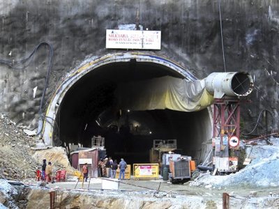 Perforadora avanza para rescatar a 40 trabajadores atrapados en un túnel derrumbado en India