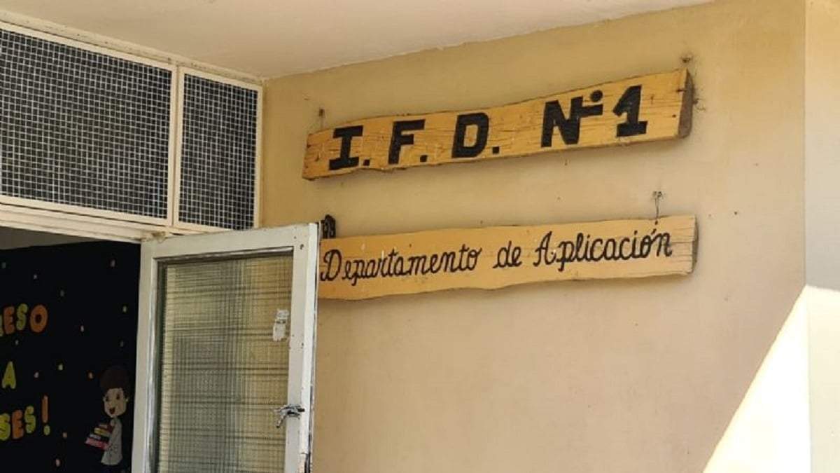 Autoridades del IFD 1 rechazan demora en las obras. Fuente: (Facebook).