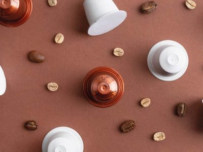 No tires las cápsulas de café usadas y utilizalas para crear estos hermosos portavelas boho chic