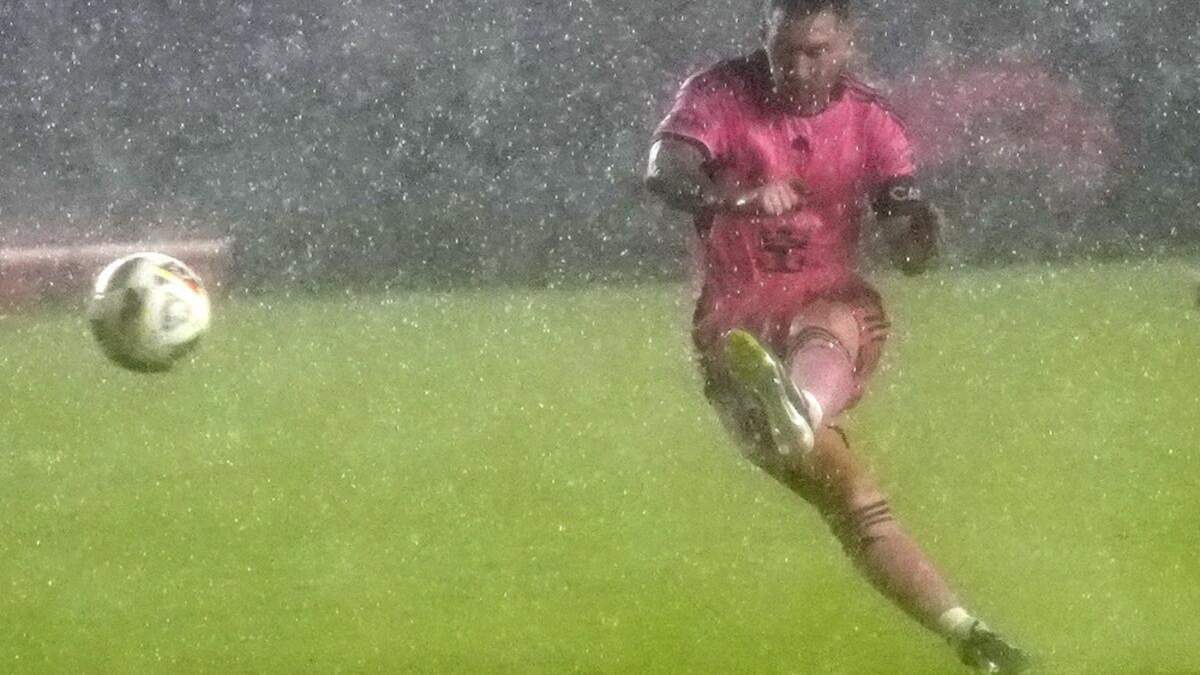 El argentino Lionel Messi, del Inter Miami, ejecuta un tiro libre durante el partido de la MLS ante el D.C. United