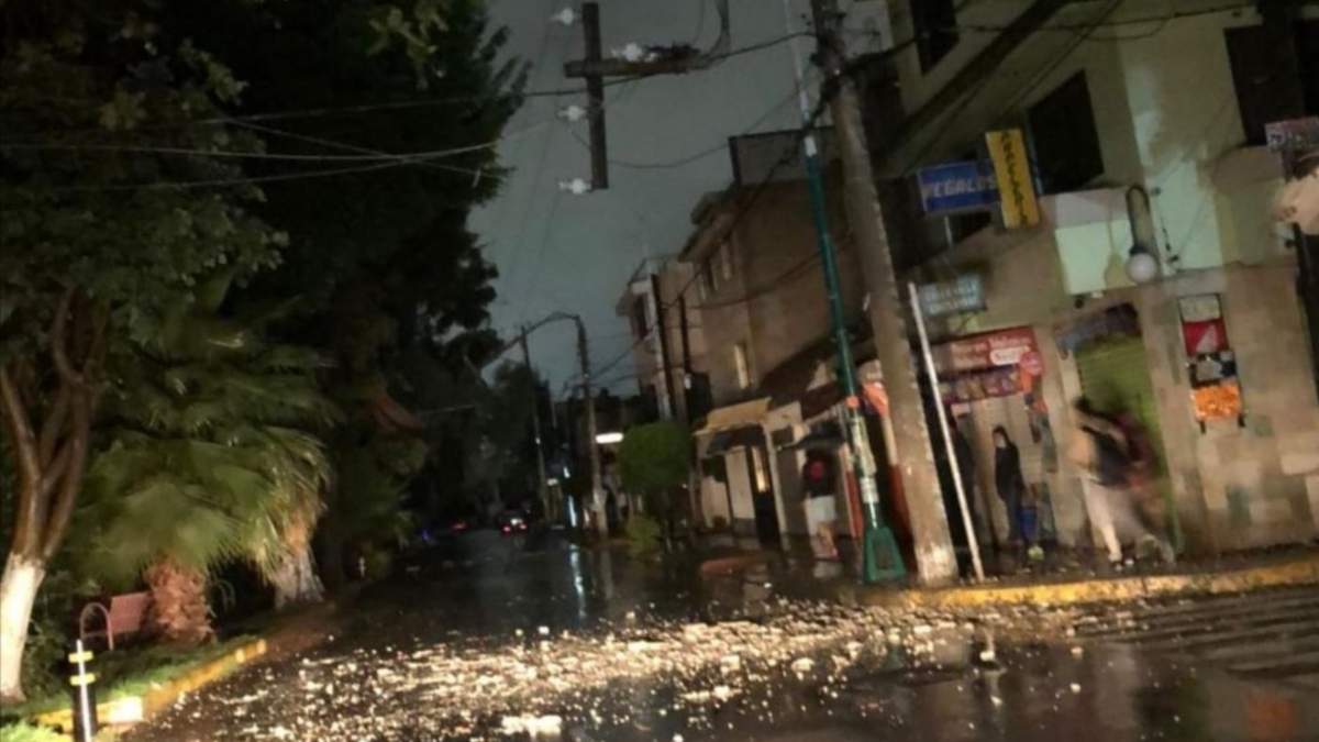 Un poste de electricidad dañado en Villa de Aragón, en la CDMX