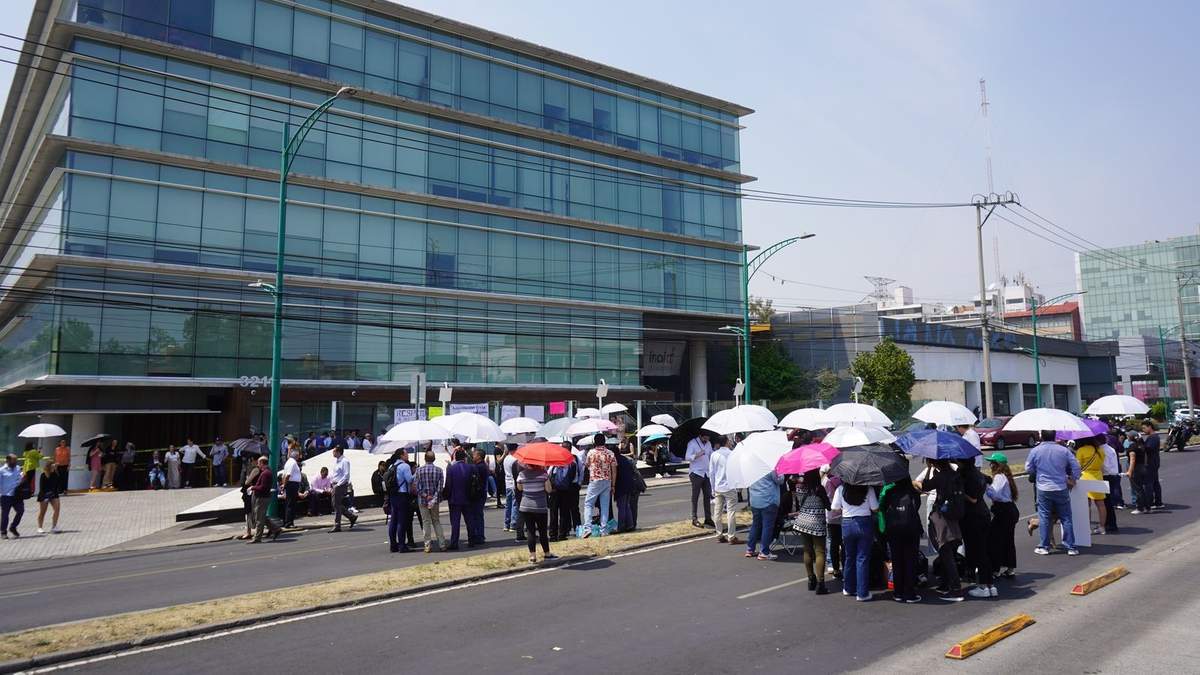 Trabajadores del INAI bloquean Insurgentes Sur en demanda por sus indemnizaciones