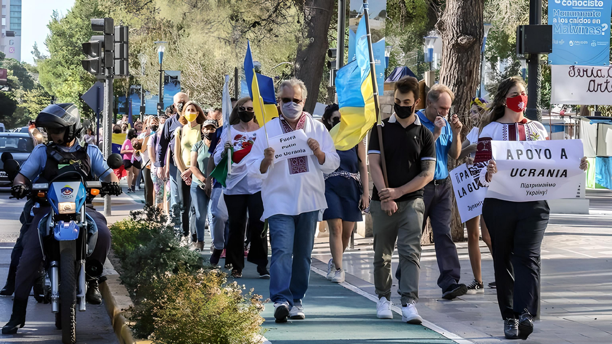 Ciudadanos marcharon en apoyo a Ucrania. Fuente: (Twitter)