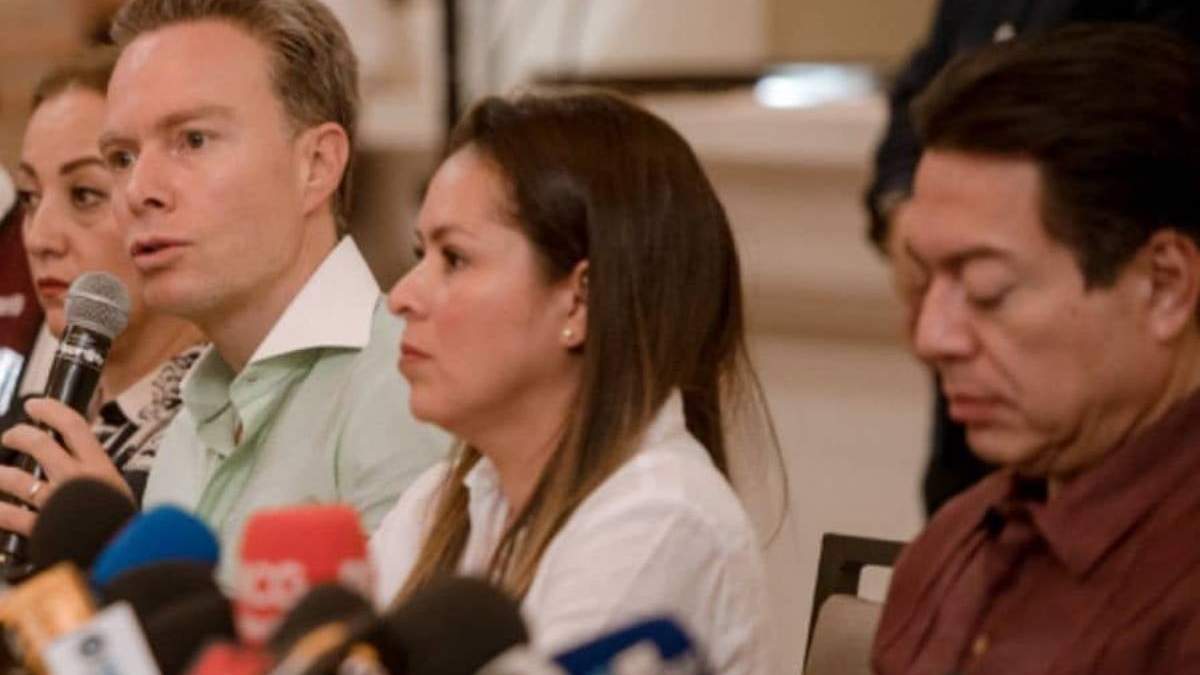 El senador Manuel Velasco y los dirigentes de PVEM y Morena, Karen Castrejón y Mario Delgado